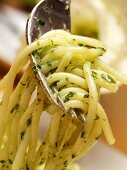 Spaghetti mit Pesto auf Gabel