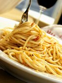 Spaghetti Carbonara auf Teller mit Gabel