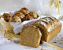 Oat, rye and wheat bread and bread rolls