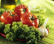 Salatzutaten: Tomaten, Knoblauch, Petersilie