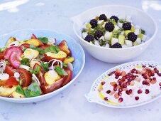 Drei fruchtige Sommersalate