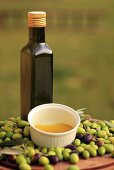 Kaltgepresstes Olivenöl und Oliven, Perugia, Umbrien, Italien