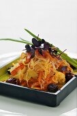 Rettich-Gemüse-Salat mit Sesamöldressing und Datteln (Asien)