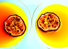 Summerstar Martinis mit Passionsfrucht und Sekt (Draufsicht)