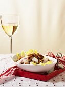 Wintersalat mit Chicorée, Radieschen und Nüssen und ein Glas Weißwein