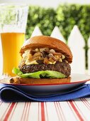 Hamburger mit Stilton, karamellisierten Schalotten und Pilzen, dazu Bier