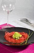 Pinkfarbene Spaghetti mit Romanesco