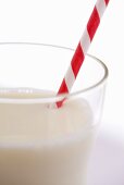 Glas Milch mit Strohhalm