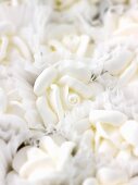weiße Zucker-Rosen als Tortendekoration