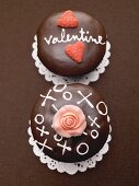 Zwei Schokoladencupcakes zum Valentinstag