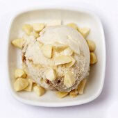 Almond ice cream with chopped almonds