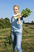 Frau hält Gemüse