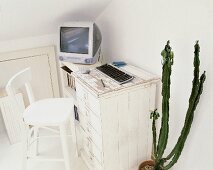 Arbeitsplatz unter dem Dach mit Holzcontainer im Shabby Stil und Retro-Computer