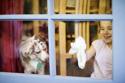 Mädchen putzt Fenster