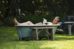 Mann in Badewanne im Freien