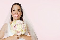 Lächelnde Braut mit einem Blumenstrauß