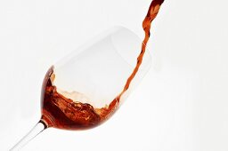 Ein Glas Rotwein einschenken