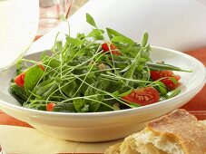 Cress salad with tomatoes and bacon