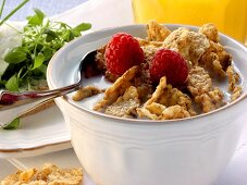 Vollkorn-Cornflakes mit Himbeeren; Kressebrot; Orangensaft