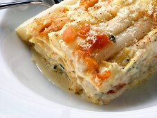 Spargelauflauf mit Lachs und Tomaten