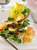 Brunnenkressesalat mit Blüten und geröstetem Brot