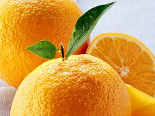 Orangen und Orangenhälfte