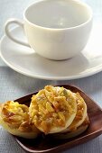 Florentines in front of coffee cup