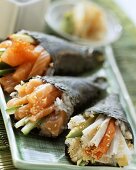 Verschiedene Temaki Sushi mit Lachs und Krabbenfleisch