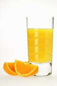 Glas Orangensaft und zwei Orangenschnitze