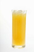 Orangensaft im Glas mit zerstossenem Eis