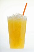 Orangensaft mit Crushed Ice und Strohhalm im Plastikbecher