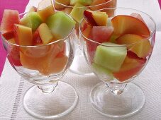 Bunter Obstsalat mit Melone in drei Gläsern