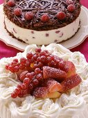 Schokoladen-Himbeer-Torte und Sahnetorte mit Beeren