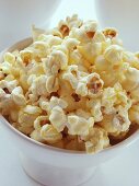 Popcorn in weisser Schale von oben
