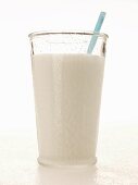 Ein Glas Milch mit Strohhalm
