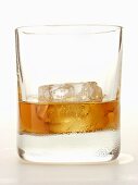 Whiskey mit Eiswürfeln im Glas