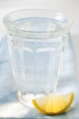 Glas Wasser und Zitronenschnitz