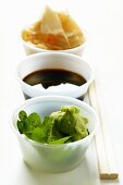 Beilagen zu Sushi: Sojasauce, Ingwer und Wasabi