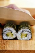 Gerollte Sushi in Stücke schneiden