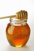 Honig im Glas mit Honigkamm