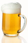 Überschäumendes helles Bier im Henkelglas