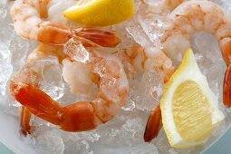 Shrimps with lemon on crushed ice (close-up)