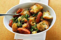 Brotsalat mit Pesto und Tomaten