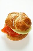 Brötchen mit Räucherlachs und Zwiebel