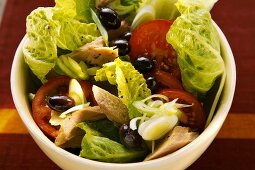 Romaine lettuce with tuna, onions, tomatoes and olives