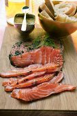 Graved Lachs mit Dill; Senfsauce; Baguette