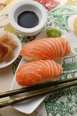 Nigiri-Sushi mit Lachs; Ingwer; Sojasauce; Wasabi