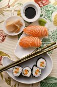 Verschiedene Sushi mit Ingwer, Sojasauce und Wasabi
