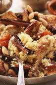 Couscous mit Hähnchen, Trockenfrüchten, Mandeln und Zimt