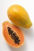 Ganze und halbe Papaya